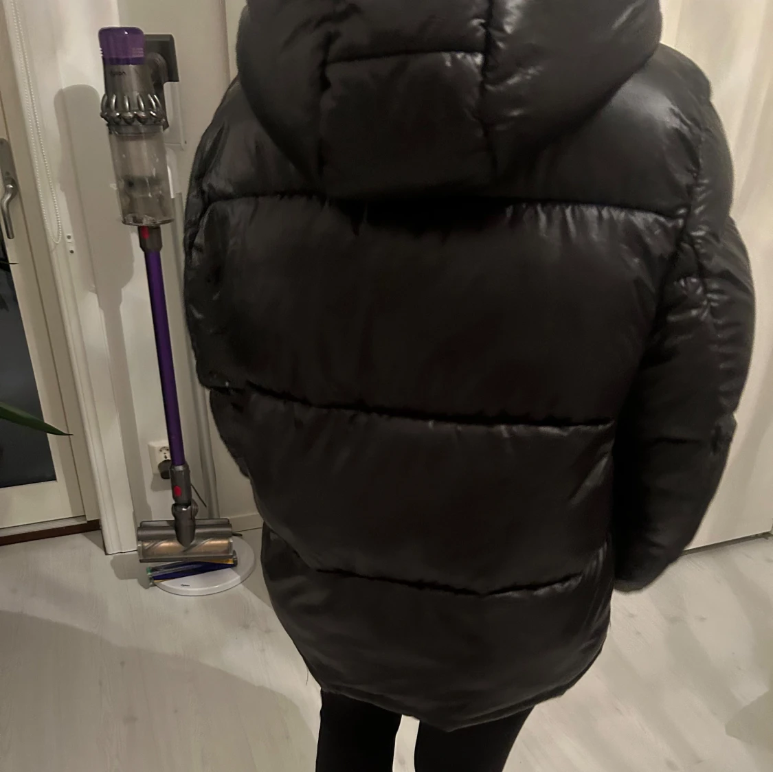 Svart pufferjacka med huva - 91