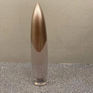 Parfym från Naomi Campbell - Säljer en elegant parfym från Naomi Campbell. Flaskan är smal och stilren med en guldig kork som ger en lyxig känsla. Perfekt för både vardag och fest!