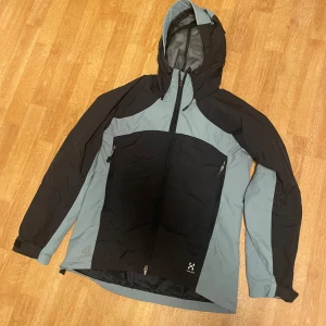 Haflöfs jacka  - Super fet haglöfs vindjacka  Jag är 175 och den sitter perfekt  Skulle säga att den passar 170-180 beroende på hur man vill att den ska sitta 