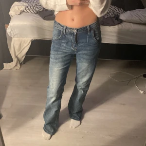 Blå bootcut jeans med broderi - Säljer ett par snygga blå bootcut jeans i bra skick. De har en hög midja och ett fint broderi på bakfickan 🦋