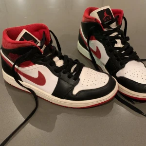 Nike Air Jordans - Säljer nu mina Jordans då dom bara står. De är i relativt fint skick men har några få skavanker men där av pris men absolut inget som syns under användning eller man tänker på. Försämrar även inte användning💕är i storlek men använts på mig med 39/40💕🥰