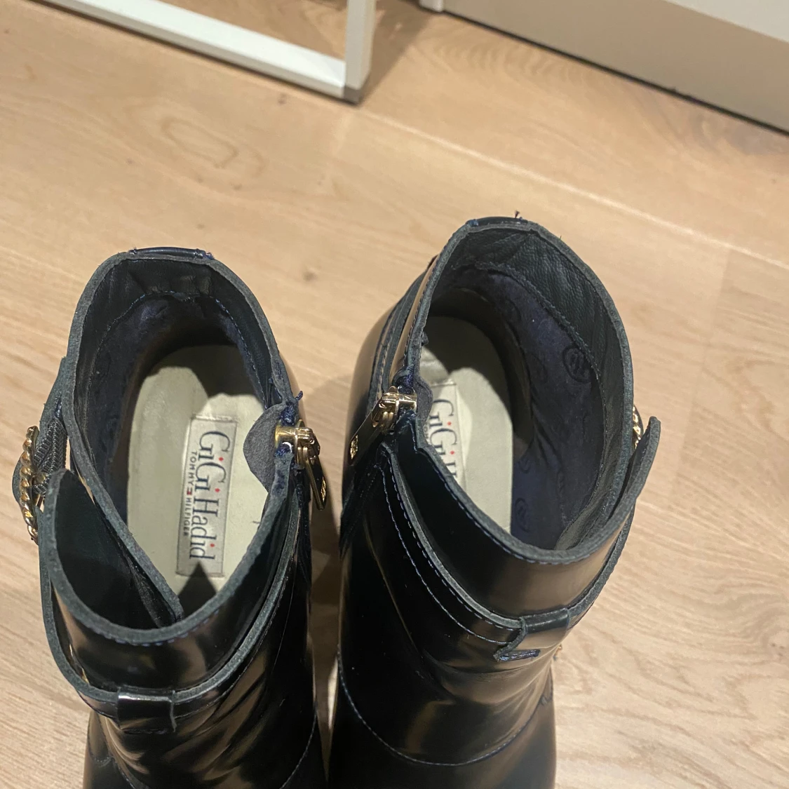 Svarta boots från Gigi Hadid X Tommy Hilfiger - 91