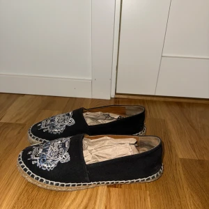 Kenzo skor - Säljer dessa äkta kenzo skor. Storlek 36 och användes en säsong. De har en liten deffekt där framme vid tån.   Säljer billigt därav jag inte har kvitto kvar + flytt