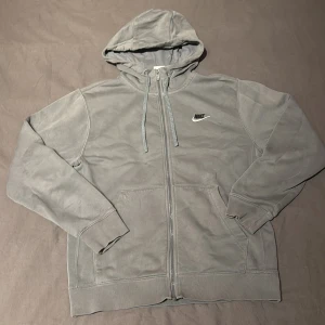 Grå nike kofta - Säljer denhär kofta för jag inte länge använder den