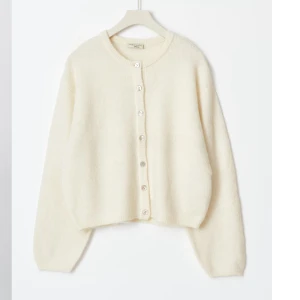 Stickad kofta  - Superfin stickad kofta, den har prislappen kvar men kommer ej till användning🩷strl xl med passar mig som har xs/s