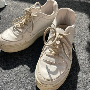 Vita sneakers i acceptabelt skick - Säljer ett par vita sneakers i acceptabelt skick. De har snörning och är lite smutsiga men funkar fortfarande bra. Perfekta för vardagsbruk eller som extra par att ha till hands. Storlek EU 37.