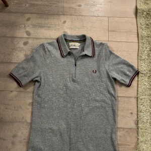 Fred Perry piké - Säljer denna feta Fred Perry pikén i fint skick 9/10. Storlek S. Kom med funderingar om du har någon.