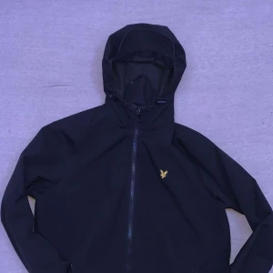 lyle scott jacka - Jackan är använd förra våren en del men ingen slitnad alls. En extremt bra och skön jacka för kylan, regn och vind. Jackan kan sitta på folk som storlek M också. Pris och bilder kan diskuteras!