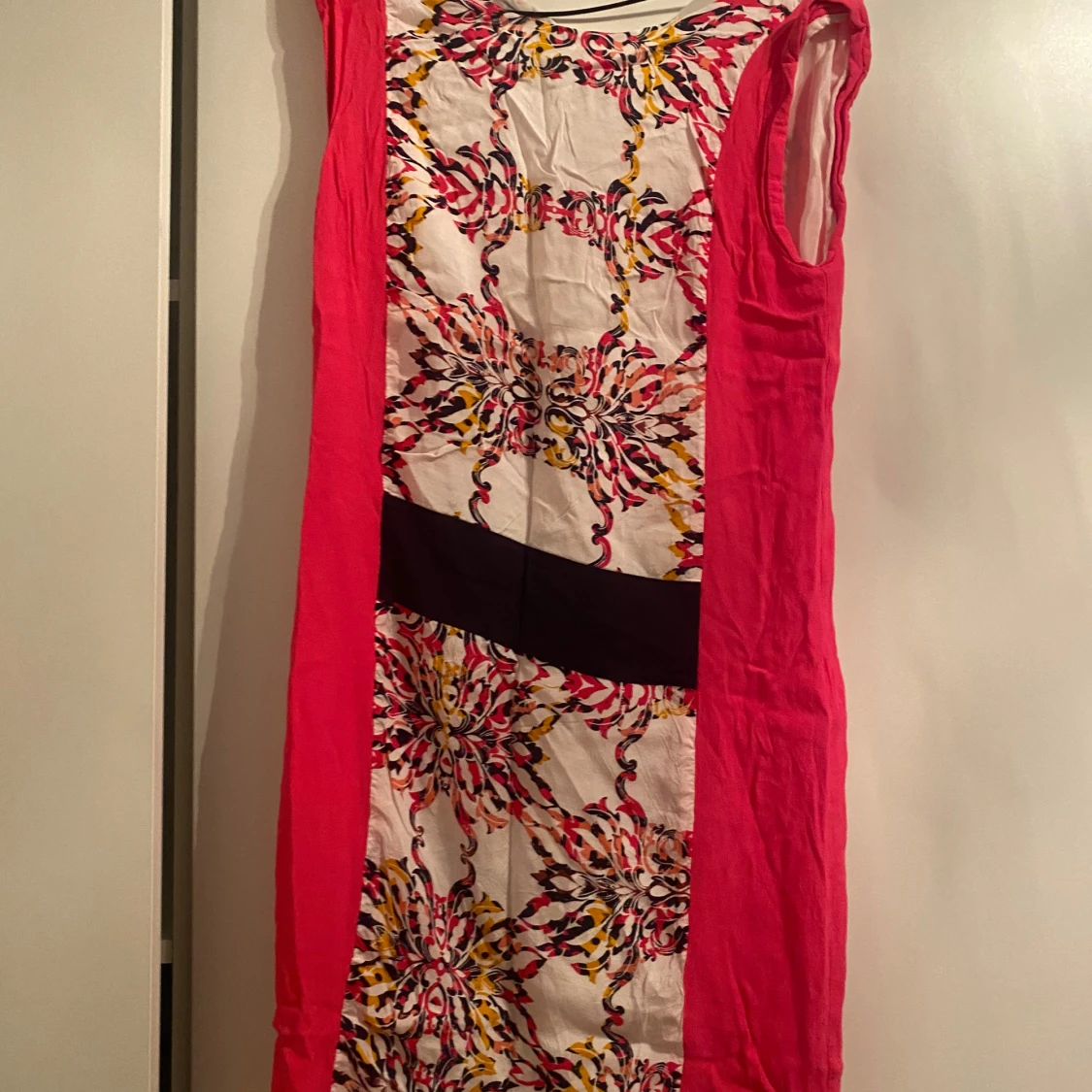 Färgglad ärmlös klänning