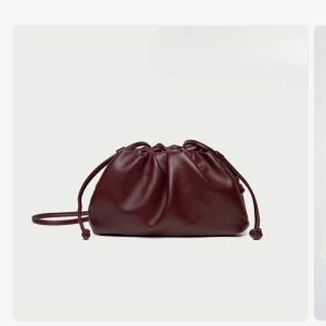 Clutch väska vinröd i skinn - Super snygg vinröd clutch väska i skinn! Man får plats med mycket och passar så bra till allt! Aldrig avböns och finns därför inga defekter💗💗 Hör av dig om fler egna bilder!