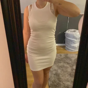 Vit klänning  - En tajt, ribbad klänning från New Yorker. Mycket fint skick, aldrig använd😊