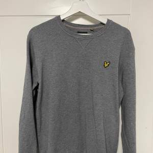 En klassisk sweatshirt i bomull från Lyle & Scott i strl M. Skön och stilren. Hör av dig vid frågor!