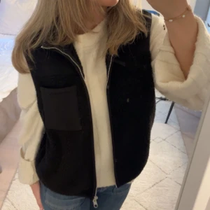 Teddyväst  - Superfin svart teddyväst, storlek s!💞