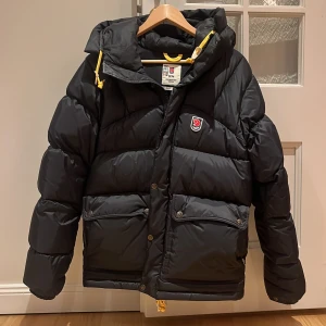 Fjällräven jacka - Säljer en super fin fjällräven i XS. Använt 1 gång så den är som ny. Köpte för 69999 och säljer  den för 5000 skriv för fler bilder. Men pris kan diskuteras ❤️