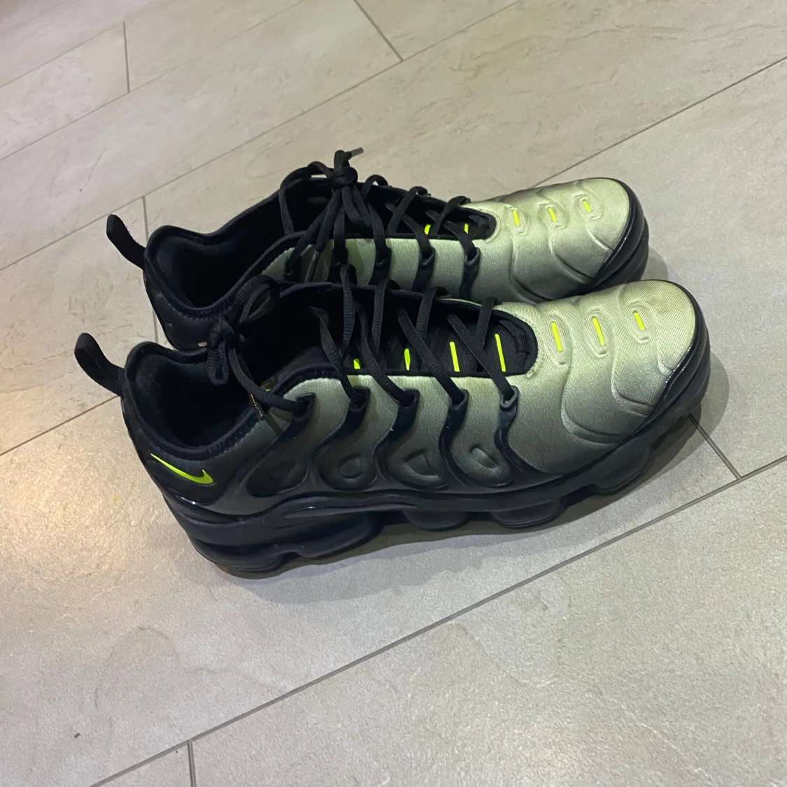 Nike Air Vapormax Plus i svart och grön