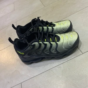 Nike Air Vapormax Plus i svart och grön - Aldrig använda dom har bara varit i sin kartong det var inte min stil direkt. 