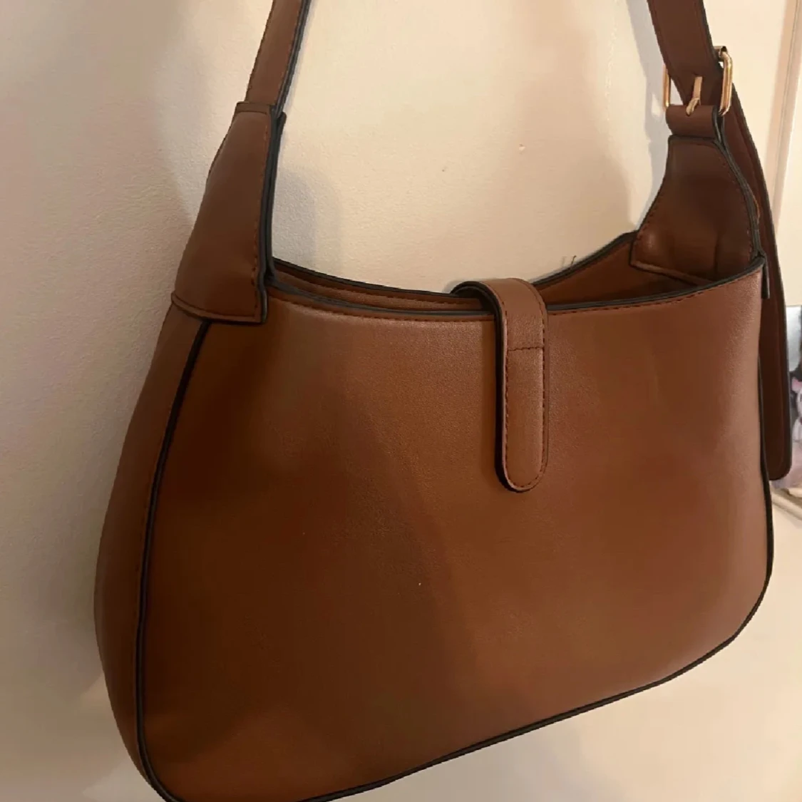 Brun axelväska med gulddetaljer - 90