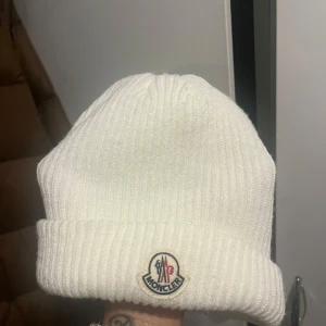 Moncler mössa - Hej säljer min vita moncler mössa köpte förra vintern, jätte fint skick  