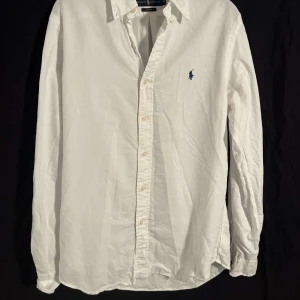 Ralph Lauren Skjorta - Tjena! Nu säljer vi denna snygga skjorta från Ralph Lauren! Bara höra av er vid minsta fundering!