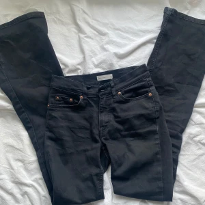 Svarta jeansbyxor - Säljer dessa superfina svarta bootcout jeansen som är i bra skick! Jeansen är i storlek 32💗.                             Pris kan diskuteras!