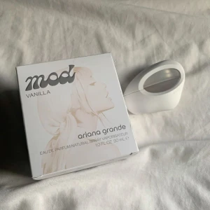 Mod Vanilla Eau de Parfum av Ariana Grande - säljer min mod vanilla 30 ml eftersom den är lite för söt för min smak. nästan aldrig andvänd kanske två eller tre gånger vad jag minns.❤️TOPPNOTER Fresia, Plommon, HJÄRTNOTER Orris, Pralin, Jasmine, BASNOTER Vanilj, Kakao. ❤️kan tidigast skicka på lördag 9/11.  köpt för 595❤️(bildens är lånad) 