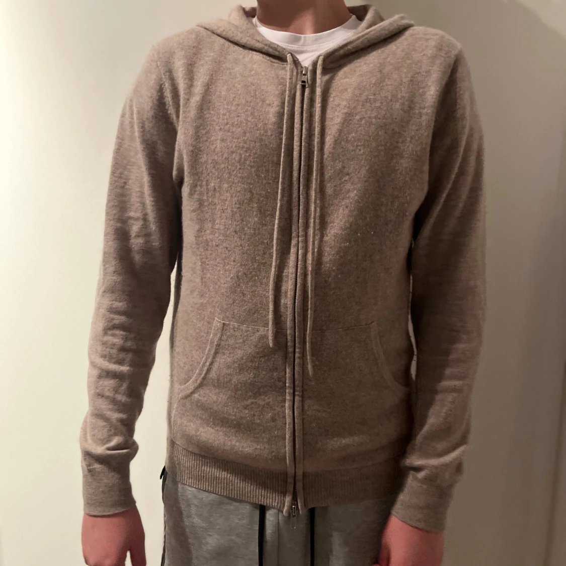 Beige cashmere hoodie från John Henric