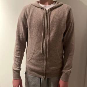 Säljer en supermjuk och stilren beige hoodie från John Henric i 100% cashmere. Perfekt för kyliga dagar med sin dragkedja och praktiska fickor. Den har en normal passform och är i mycket bra skick. Passar både till vardags och lite finare tillfällen. 🧥✨