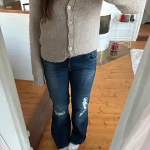 Säljer dessa jeans från only❤️‍🔥 Midjemått= 36 cm Innerbens längd= 74 cm  Midjemåttet runt hela midjan= 78 cm