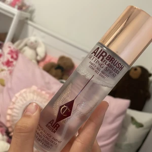 Charlotte tillbury flawless setting spray - Den är i väldigt bra kondition och snart allt produkt är kvar, använd bara några gånger 