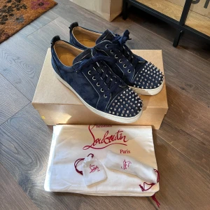 Christian Louboutin Skor - Christian Louboutin skor i den sjukt sällsynta och eftertraktade färgen. Nyskick och kommer med box, extra snören, dustbag och extra spikar, storlek 43,5 passar 43,5-44. Nypris 9500 mitt pris 5000kr. Bara att skriva vid frågor eller funderingar, över 80 refs finns från nöjda kunder!