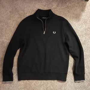 Fred Perry tröja  - Säljer nu min Fred Perry tröja som är i mycket gott skick. Tröjan är köpt från NK. Pris kan diskuteras vid snabb affär. 