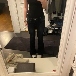 true religion jeans - Säljer mina jeans ifrån true religion då de är för stora för mig. Endast använda ett fåtal gånger. Storlek w28💓