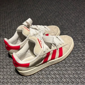 Campus skor - Campus grå/röda, sparsamt använda. Box finns!