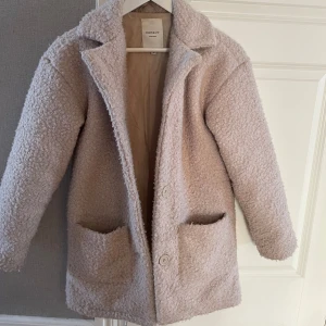 Beige teddyjacka från Name It - Supermysig beige teddyjacka från Name It i storlek 152. Passar perfekt för mig som är 160 cm. Den är i mycket bra skick! 😁