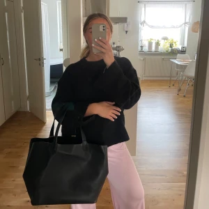 Svart stor axelväska - Nästan oanvänd svarr väska 