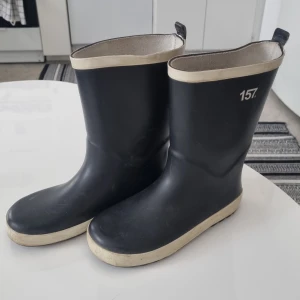 Blåa gummistövlar - Gummistövlar som har använt en säsong.