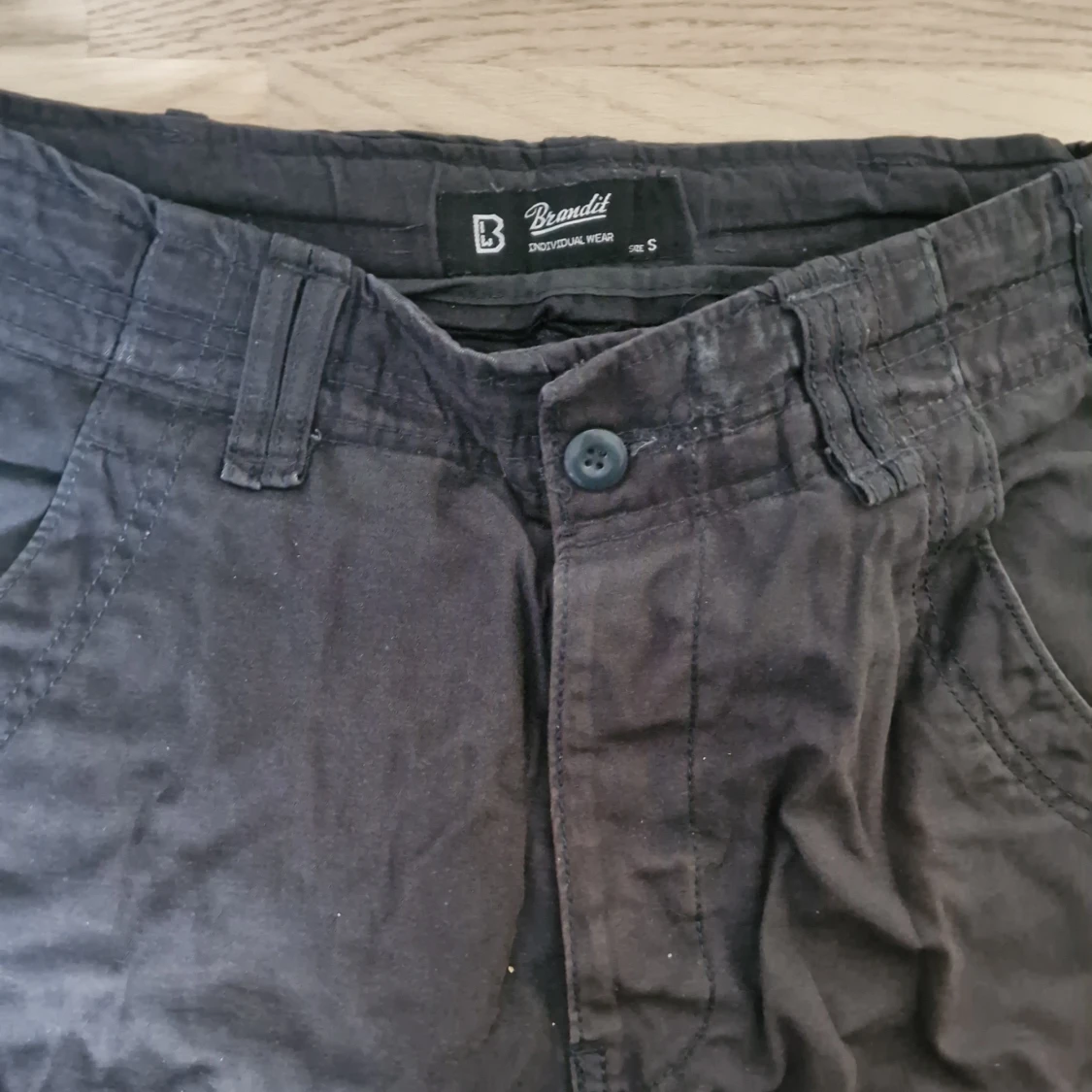 Mörkgrå cargobyxor från Brandit - 91
