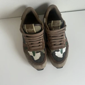 Valentino Rockrunner sneakers i camouflage - Perfekta till vintern 