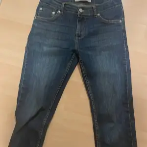 Säljer ett par snygga Levi's 511 Slim. Säljer pga de e för små. Skriv vid frågor. Mit pris 400 kan sänka vid snabb affär skick 9/10 str 164