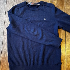 Morris Tröja - Säljer en snygg mörkblå tröja från Morris i 100% merinoull. Ny pris runt 1600, På tröjan står det storleken M men det sitter som XS-S
