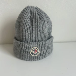 Moncler mösssa - Skön mössa perfekt till vintern.