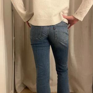 Super snygga Levis jeans!! - Säljer nu ett par skit snygga jeans , då de ej kommer till användning lägre ! De är i ett nytt skick och använda runt 2 gånger! 🤗