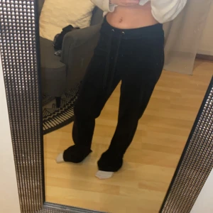 Svarta mjukisbyxor från Lindex - Säljer ett par svarta mjukisbyxor från Lindex i storlek XS. De är superbekväma och har snörning i midjan. Man kan även vika ner kanten så att dem blir lågmidjade som jag visade på bild 3. 💞