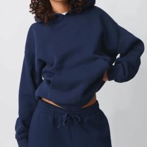 Mörkblå hoodie - Säljer denna slutsålda marin blåa Gina hoodie som är i super bra skick. Använd ett få par antal gånger . Jätte fin!!!💕🎀