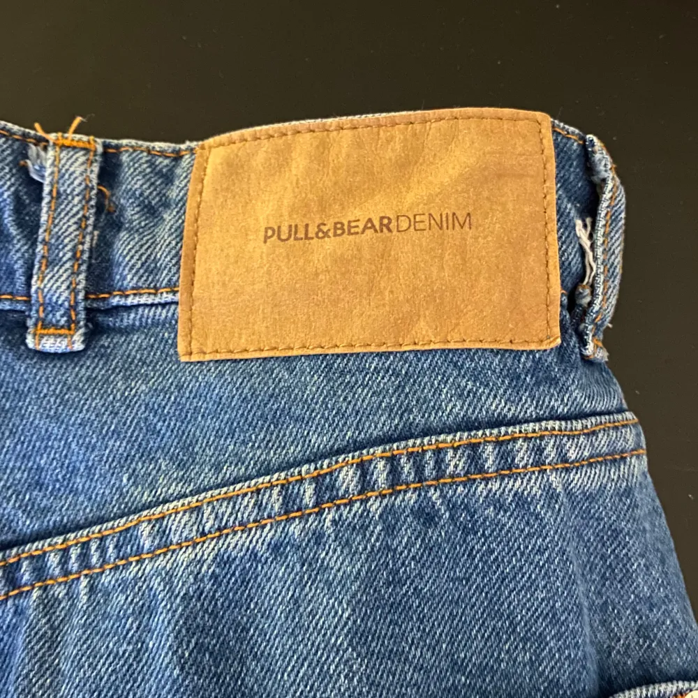 Mörkblå jeans med konstgjorda märken. . Jeans & Byxor.