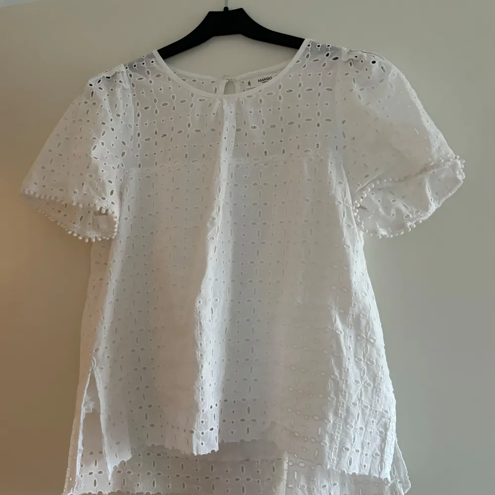 vit blus från Mango i storlek S. Blusen har ett vackert broderat mönster och korta ärmar. . Yläosat.