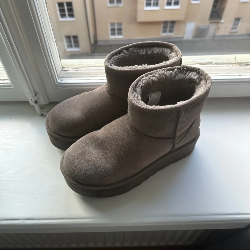 Grå uggs platform i storlek 39. Köptes förra vintern och är använda några gånger. De är impregnerade och har inga fläckar! Köptes för 2300kr. Skor.