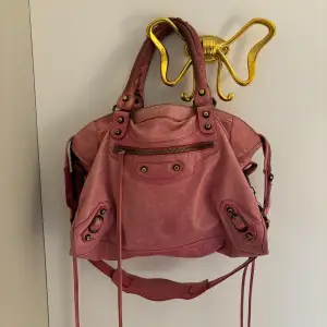 Säljer min rosa balenciaga city bag. Vintage och väl använd men i fint skick.  Köpt på the vintage bar och där med äkthetskontrollerad.