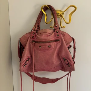 Balenciaga City bag - Säljer min rosa balenciaga city bag. Vintage och väl använd men i fint skick.  Köpt på the vintage bar och där med äkthetskontrollerad.  Kan tänka mig att gå ner i pris vid snabb affär