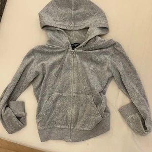 Grå hoodie från Juicy Couture - Säljer en supermjuk och bekväm grå hoodie från Juicy Couture. Skulle passa S också!